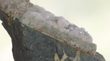 Tüftaşı üzerinde kuvars ven, temas bölgesi, küçük yarı saydam kuvars kristalleri
