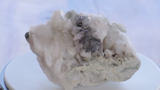 Druse à quartz avec beaucoup de cristaux blancs — Video