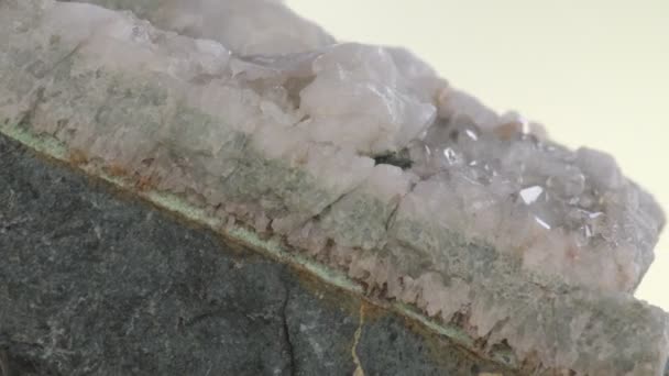 Veine de quartz sur tuffstone, zone de contact, petits cristaux de quartz translucides — Video