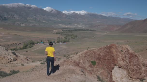 Une voyageuse prend des photos d'une belle montagne — Video