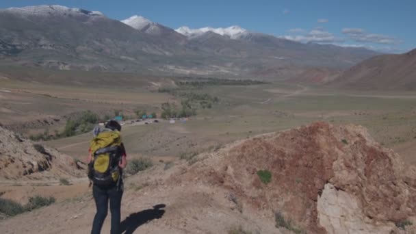 一个背着背包的女人在山里旅行 — 图库视频影像