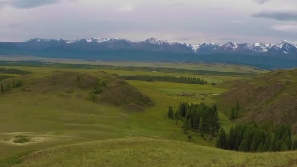 Kurai-Steppe. Altai-Republik. Nordschui-Kamm. bewölkt. Es regnet. — Stockvideo