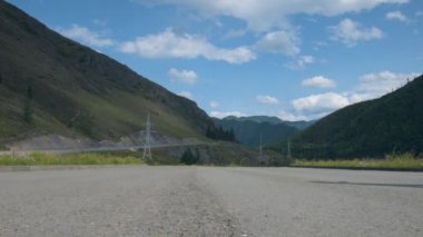 Patenci. Düz paten giymiş, yürüyüş yolunda ilerleyen kadın bacaklarının yakın çekimi. Ağır çekim. HD