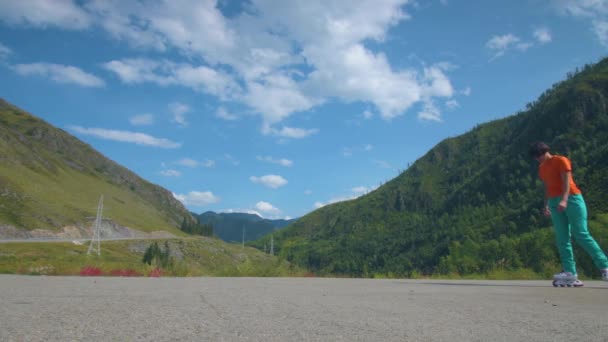 Kolečkový bruslař. Detailní záběr ženských nohou na inline bruslích pohybujících se po pěší stezce. Zpomal. HD — Stock video