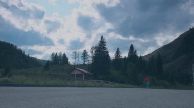 Güzel güneşli bir akşam parkta paten genç çekici kadın.