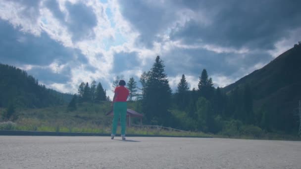 Young attractive woman rollerblading in park on a beautiful sunny evening. — Stock Video