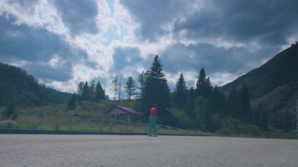 Jeune femme attrayante roller dans le parc par une belle soirée ensoleillée . — Video