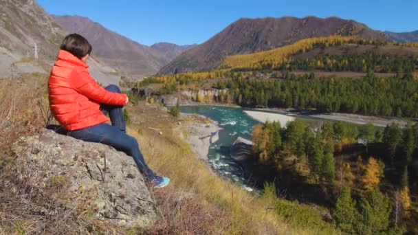 Femme voyageur regardant le canyon naturel avec vue sur la rivière de montagne. Concept de voyage . — Video