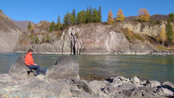 Nő magasról természetes Canyon, kilátással a hegyi folyó. Utazási fogalmának. — Stock videók