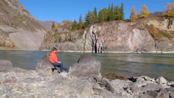 Femme voyageur regardant le canyon naturel avec vue sur la rivière de montagne. Concept de voyage — Video