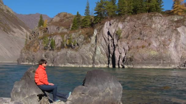 Femme voyageur regardant le canyon naturel avec vue sur la rivière de montagne. Concept de voyage . — Video