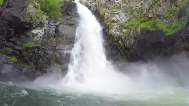 Air terjun Kurkure. Pegunungan Altai — Stok Video