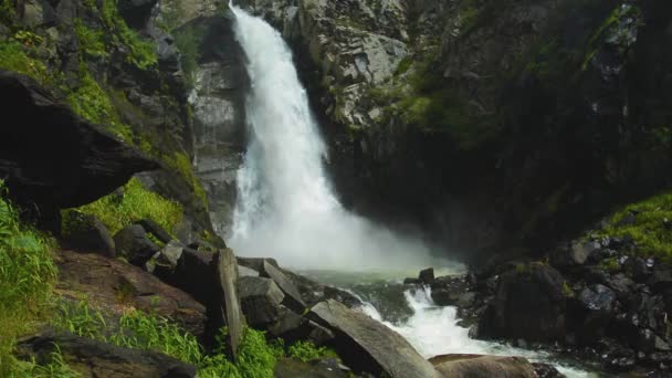 Kurkure vattenfall. Altajbergen — Stockvideo