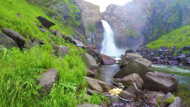 Kurkure vodopád. Altaj — Stock video