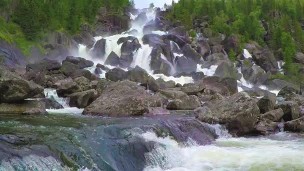 Cascada Uchar. Montañas Altai, Siberia, Rusia — Vídeos de Stock