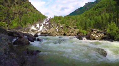 Şelale Uchar. Altay Dağları, Sibirya, Rusya Federasyonu
