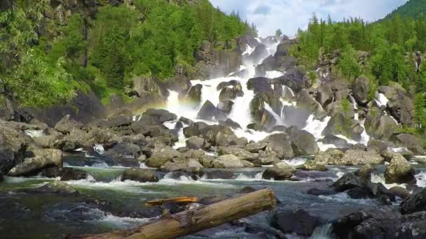 Waterval Uchar. Altaj, Siberië, Rusland — Stockvideo