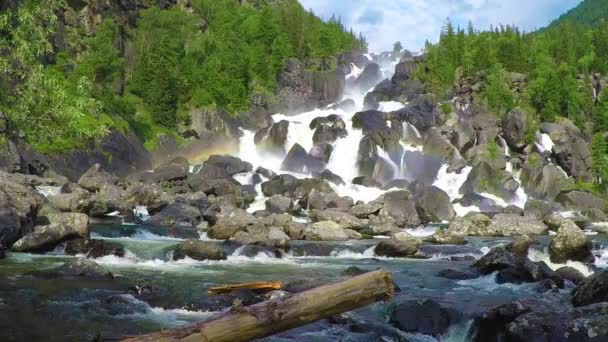 Waterval Uchar. Altaj, Siberië, Rusland — Stockvideo