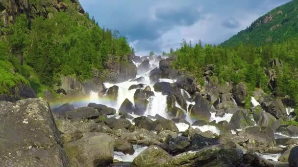 Водопад Учар. Горы Алтая, Сибирь, Россия — стоковое видео