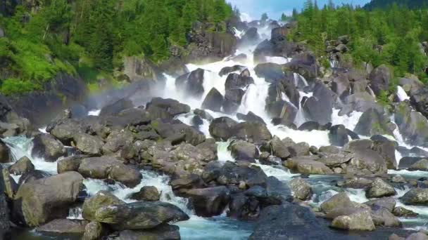 Waterval Uchar. Altaj, Siberië, Rusland — Stockvideo