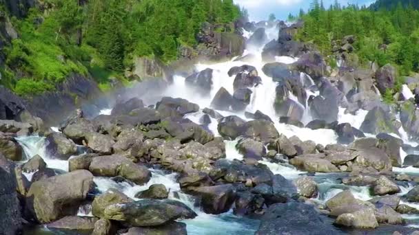 Водопад Учар. Горы Алтая, Сибирь, Россия — стоковое видео