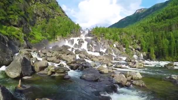 Waterval Uchar. Altaj, Siberië, Rusland — Stockvideo