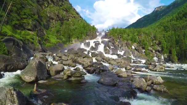 Waterval Uchar. Altaj, Siberië, Rusland — Stockvideo