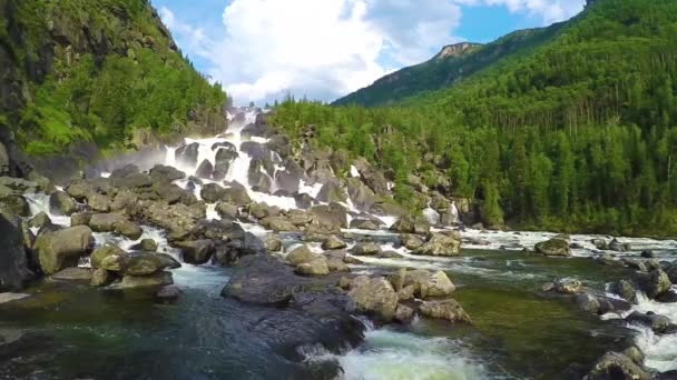 Waterval Uchar. Altaj, Siberië, Rusland — Stockvideo