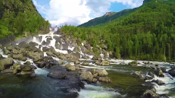 Vattenfall Uchar. Altai-bergen, Sibirien, Ryssland — Stockvideo