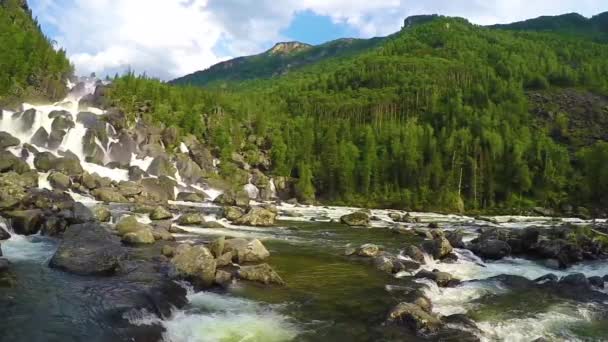 Vattenfall Uchar. Altai-bergen, Sibirien, Ryssland — Stockvideo