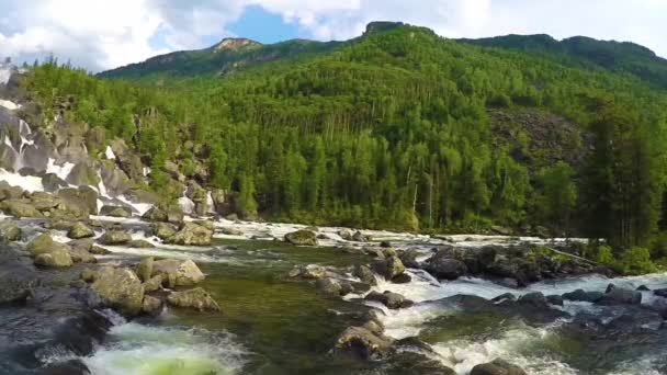 Vattenfall Uchar. Altai-bergen, Sibirien, Ryssland — Stockvideo