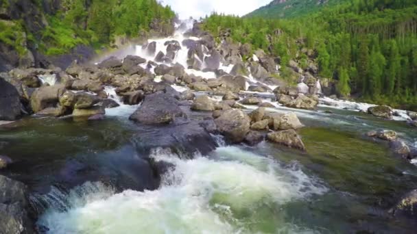 Cascada Uchar. Montañas Altai, Siberia, Rusia — Vídeo de stock