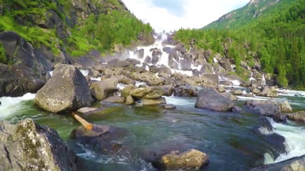 Regenboog bij Uchar waterval, Altai, Rusland — Stockvideo