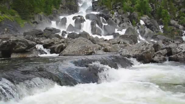 Cascada Uchar. Montañas Altai, Siberia, Rusia — Vídeo de stock