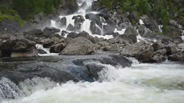 瀑布 Uchar。阿尔泰山，西伯利亚俄罗斯 — 图库视频影像