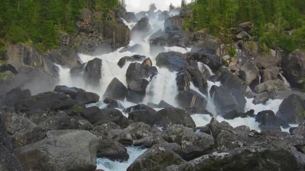 Vattenfall Uchar. Altai-bergen, Sibirien, Ryssland — Stockvideo