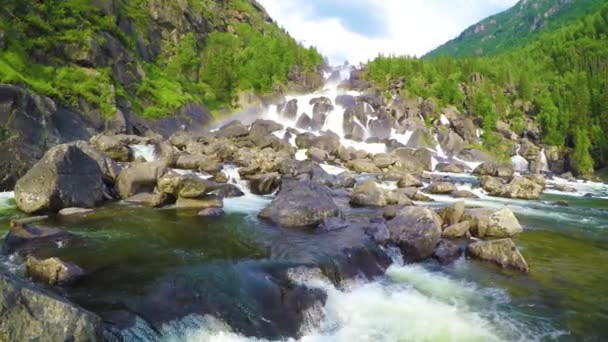 Vattenfall Uchar. Altai-bergen, Sibirien, Ryssland — Stockvideo