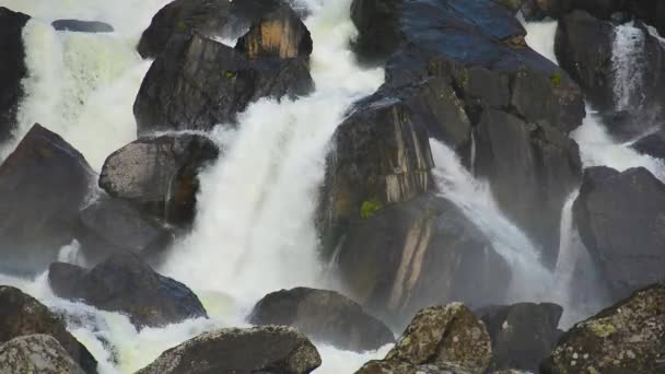 Cascada Uchar. Montañas Altai, Siberia, Rusia — Vídeos de Stock