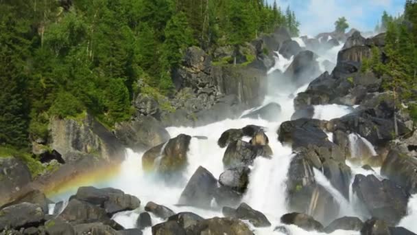 Arco iris en la cascada de Uchar, Altai, Rusia — Vídeos de Stock