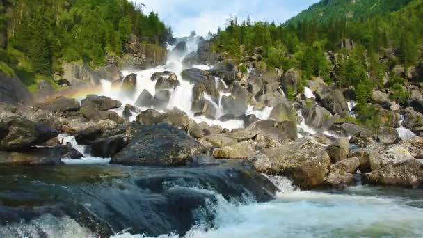 Arco iris en la cascada de Uchar, Altai, Rusia — Vídeo de stock