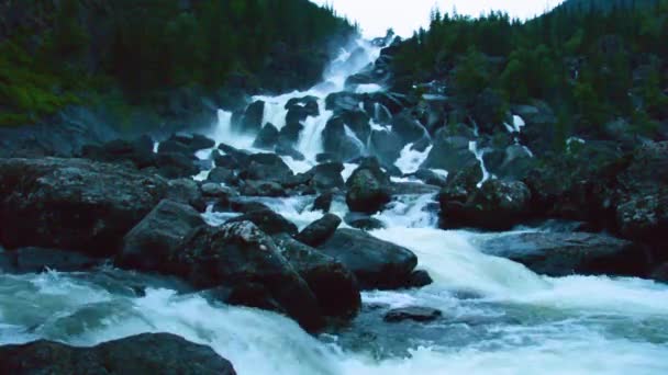 Vattenfall Uchar. Altai-bergen, Sibirien, Ryssland — Stockvideo