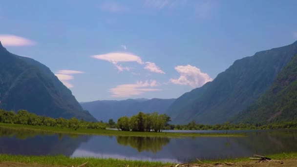 Jezero Teletskoe. Altajské pohoří — Stock video