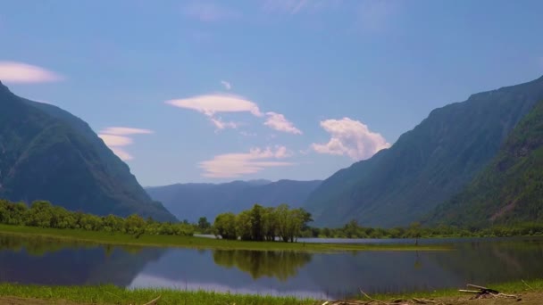 Jezero Teletskoe. Altajské pohoří — Stock video