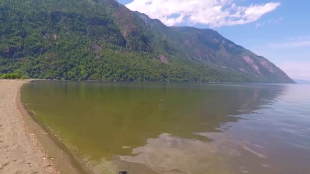 Озеро Телецкое. Алтайские горы — стоковое видео