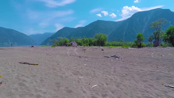 Huis aan het zandstrand van Teletskojemeer Lake — Stockvideo