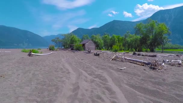 Hus på sand stranden i Teletskoye-sjön — Stockvideo