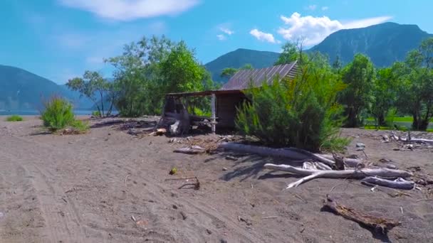 Huis aan het zandstrand van Teletskojemeer Lake — Stockvideo