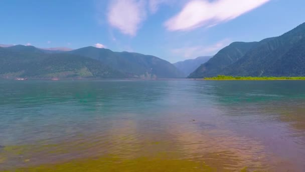 Озеро Телецкое. Алтайские горы — стоковое видео