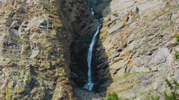 Водопад Кату-Ярык-Карасу  . — стоковое видео