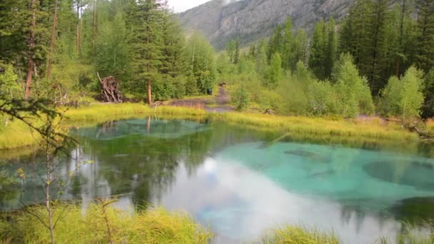 Lago geyser azul nas montanhas de Altay. Sibéria. Rússia. — Vídeo de Stock